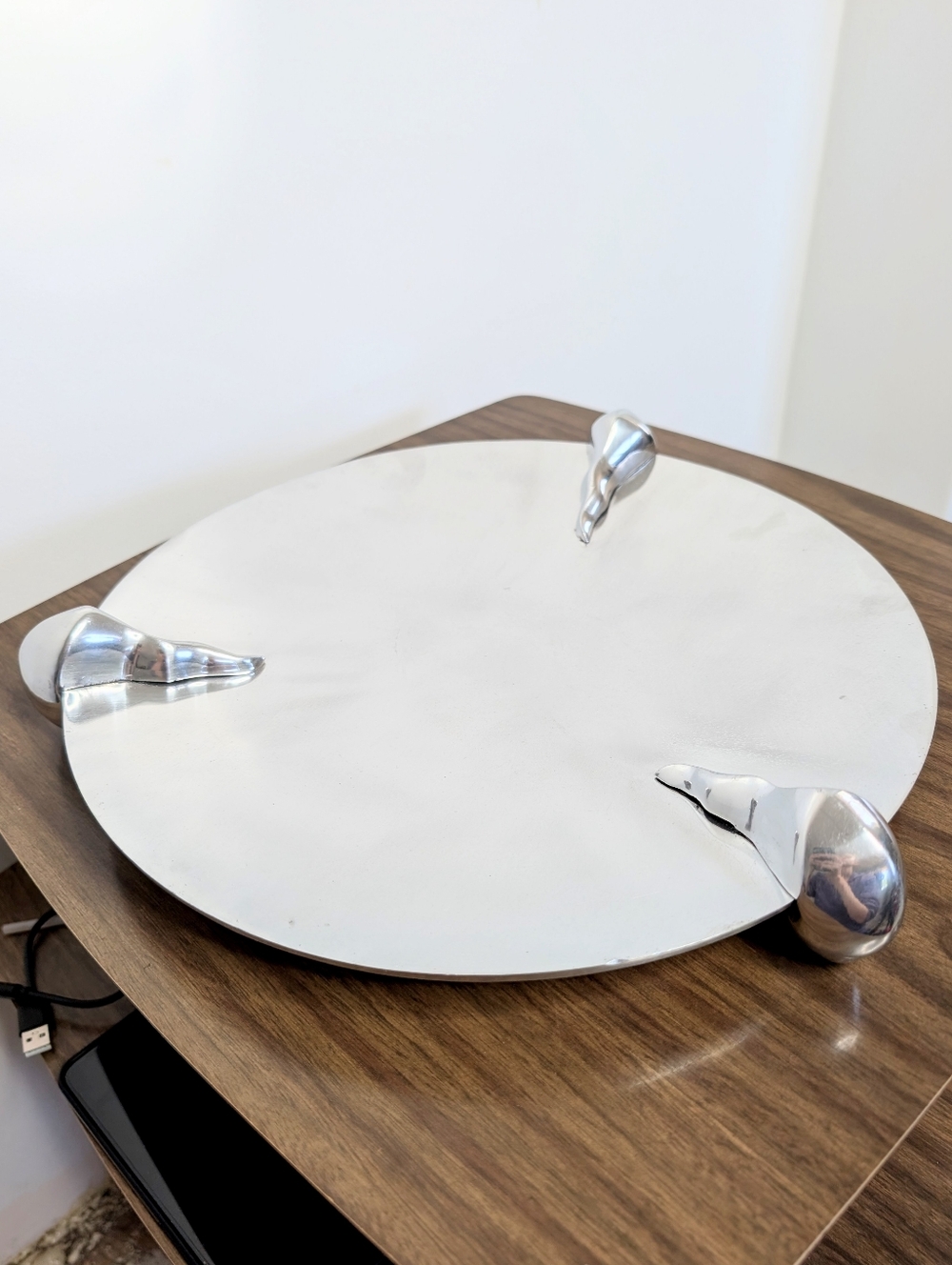Vintage 80s Claw Footed Brutalist Bright Silver Tone Aluminum Large Platter Bowl - Picture 5 of 16
